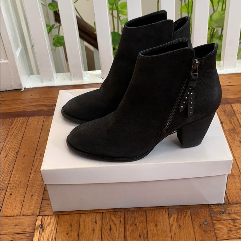 New Steve Madden Women’s Black Nubuck Bootie